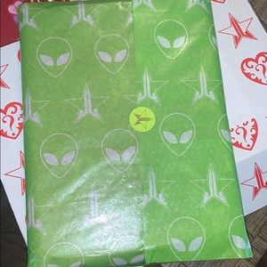 Jeffree Star Alien makeup palette